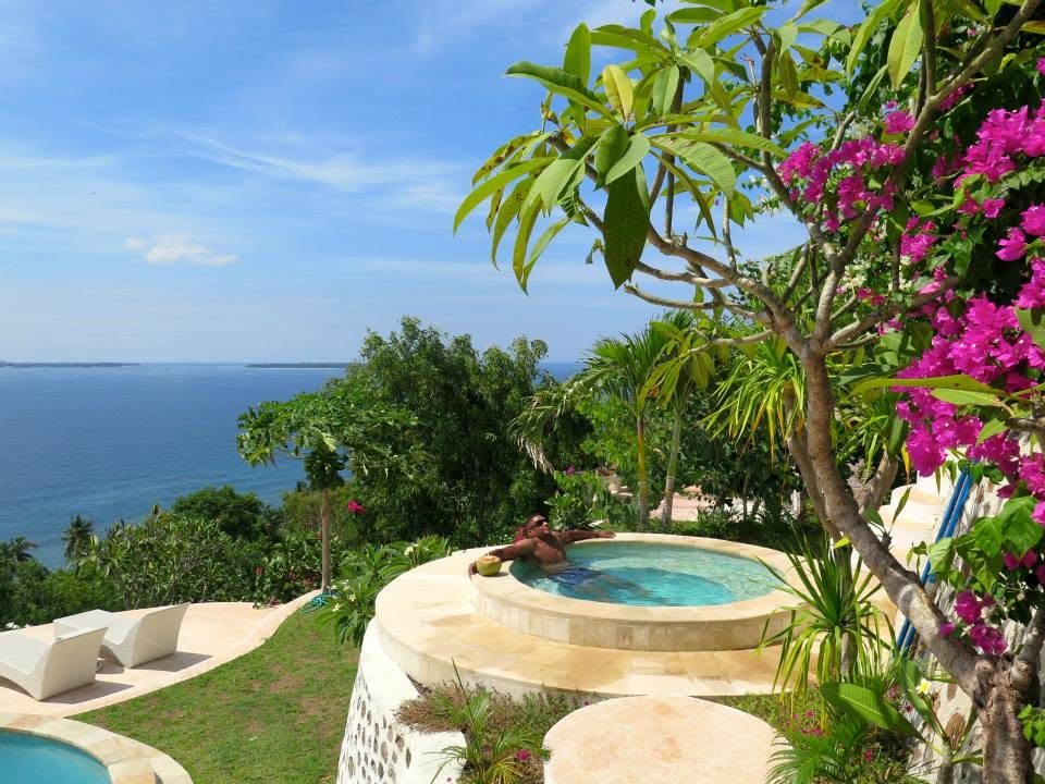 Jacuzzi with frangipani and sea view